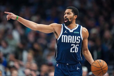 Von der NBA in die Bundesliga: Basketball-Routinier Spencer Dinwiddie heuert beim FC Bayern an. (Archivbild) Foto: Julio Cortez/