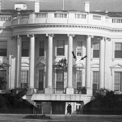 "Das Weiße Haus ist dabei einzustürzen", befindet US-Präsident Harry Truman 1948. Tatsächlich stellen Ingenieure gravierende Mängel aufgrund von geschwächten Holzbalken, veralteten Sanitäranlagen und elektrischen Systemen fest. Also wird Familie Truman ausquartiert und das Weiße Haus von 1948 bis 1952 renoviert. Im Zuge dessen lässt Truman auch eine damals umstrittene Veränderung vornehmen: Das Weiße Haus bekommt einen Balkon. Die Pfeile weisen auf die Löcher, die Bauarbeiter dafür 1948 in die Fassade machen