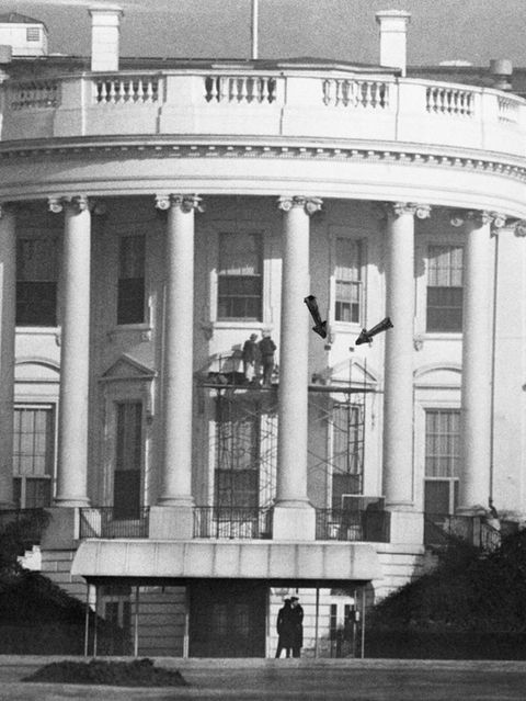 "Das Weiße Haus ist dabei einzustürzen", befindet US-Präsident Harry Truman 1948. Tatsächlich stellen Ingenieure gravierende Mängel aufgrund von geschwächten Holzbalken, veralteten Sanitäranlagen und elektrischen Systemen fest. Also wird Familie Truman ausquartiert und das Weiße Haus von 1948 bis 1952 renoviert. Im Zuge dessen lässt Truman auch eine damals umstrittene Veränderung vornehmen: Das Weiße Haus bekommt einen Balkon. Die Pfeile weisen auf die Löcher, die Bauarbeiter dafür 1948 in die Fassade machen