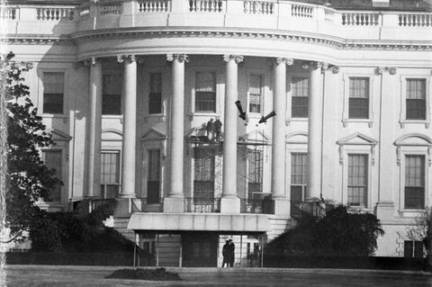 Washington: "Das Weiße Haus ist dabei einzustürzen", befindet US-Präsident Harry Truman 1948. Tatsächlich stellen Ingenieure gravierende Mängel aufgrund von geschwächten Holzbalken, veralteten Sanitäranlagen und elektrischen Systemen fest. Also wird Familie Truman ausquartiert und das Weiße Haus von 1948 bis 1952 renoviert. Im Zuge dessen lässt Truman auch eine damals umstrittene Veränderung vornehmen: Das Weiße Haus bekommt einen Balkon. Die Pfeile weisen auf die Löcher, die Bauarbeiter dafür 1948 in die Fassade machen "Das Weiße Haus ist dabei einzustürzen", befindet US-Präsident Harry Truman 1948. Tatsächlich stellen Ingenieure gravierende Mängel aufgrund von geschwächten Holzbalken, veralteten Sanitäranlagen und elektrischen Systemen fest. Also wird Familie Truman ausquartiert und das Weiße Haus von 1948 bis 1952 renoviert. Im Zuge dessen lässt Truman auch eine damals umstrittene Veränderung vornehmen: Das Weiße Haus bekommt einen Balkon. Die Pfeile weisen auf die Löcher, die Bauarbeiter dafür 1948 in die Fassade machen