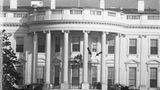 Washington: "Das Weiße Haus ist dabei einzustürzen", befindet US-Präsident Harry Truman 1948. Tatsächlich stellen Ingenieure gravierende Mängel aufgrund von geschwächten Holzbalken, veralteten Sanitäranlagen und elektrischen Systemen fest. Also wird Familie Truman ausquartiert und das Weiße Haus von 1948 bis 1952 renoviert. Im Zuge dessen lässt Truman auch eine damals umstrittene Veränderung vornehmen: Das Weiße Haus bekommt einen Balkon. Die Pfeile weisen auf die Löcher, die Bauarbeiter dafür 1948 in die Fassade machen "Das Weiße Haus ist dabei einzustürzen", befindet US-Präsident Harry Truman 1948. Tatsächlich stellen Ingenieure gravierende Mängel aufgrund von geschwächten Holzbalken, veralteten Sanitäranlagen und elektrischen Systemen fest. Also wird Familie Truman ausquartiert und das Weiße Haus von 1948 bis 1952 renoviert. Im Zuge dessen lässt Truman auch eine damals umstrittene Veränderung vornehmen: Das Weiße Haus bekommt einen Balkon. Die Pfeile weisen auf die Löcher, die Bauarbeiter dafür 1948 in die Fassade machen