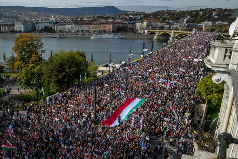 Zehntausende Menschen demonstrieren in Budapest