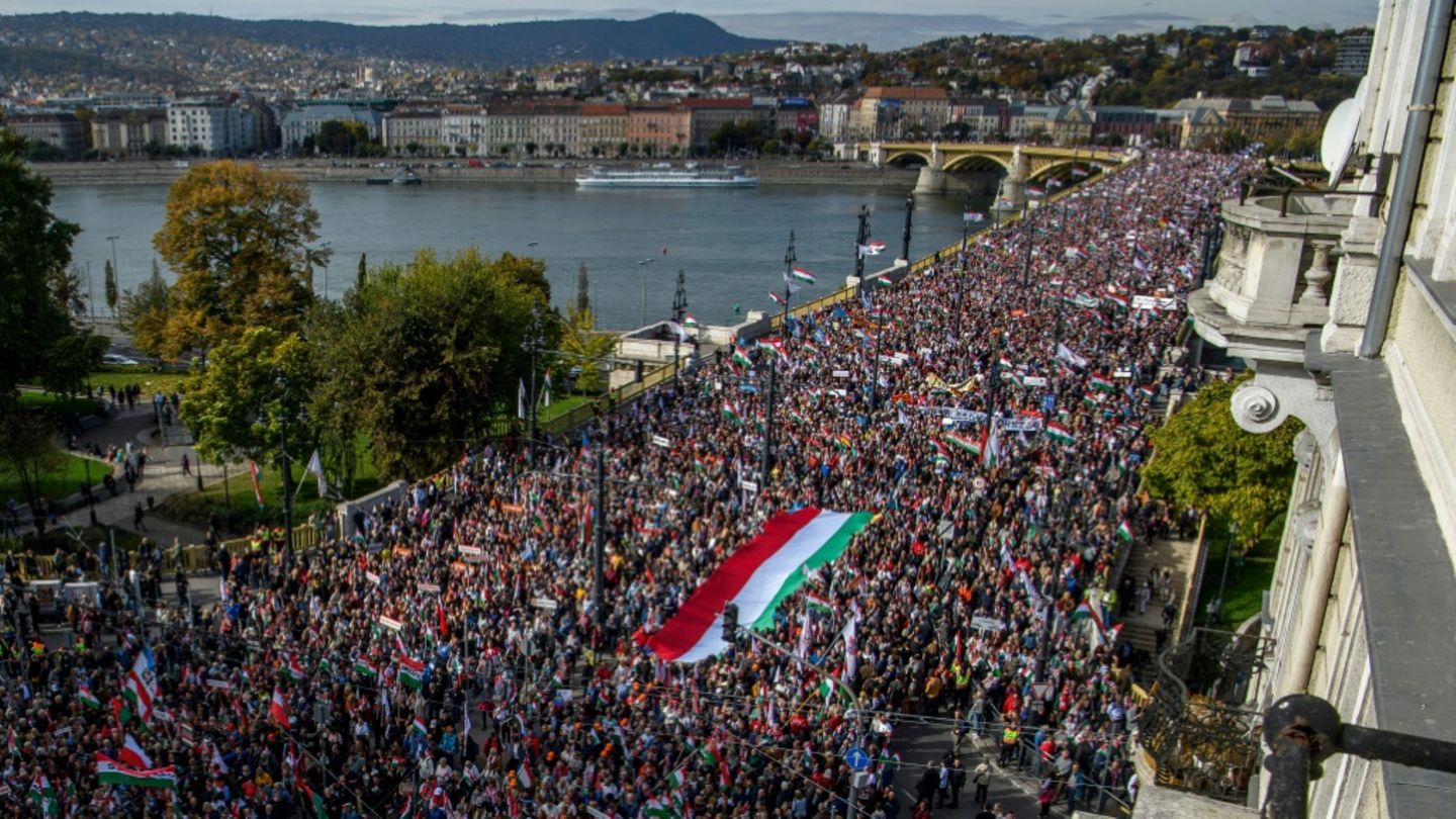 Zehntausende Menschen demonstrieren in Budapest Zehntausende Menschen demonstrieren in Budapest