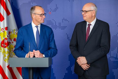 Bremens Bürgermeister Andreas Bovenschulte (r) warnt davor, die Probleme in den Städten allein auf die Migration zu reduzieren.