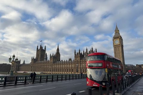 Im britischen Parlament soll es zunächst keine Debatte über die Verwicklung von Prinz Andrew in den Missbrauchsskandal um den ve