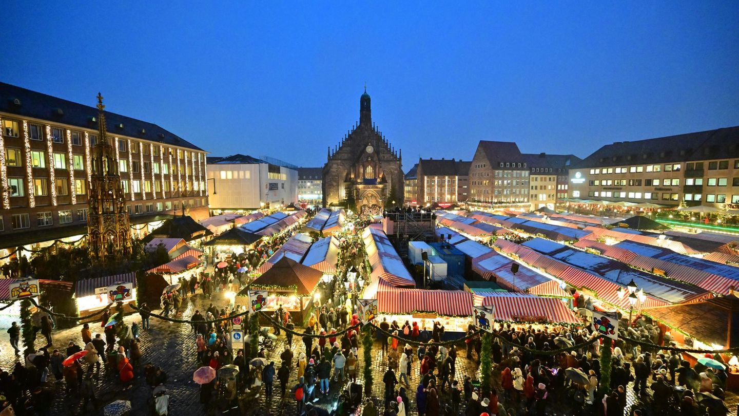 Der Nürnberger Christkindlesmarkt ist laut neuesten Erkenntnissen jünger als gedacht. (Archivbild) Foto: Matthias Merz/dpa