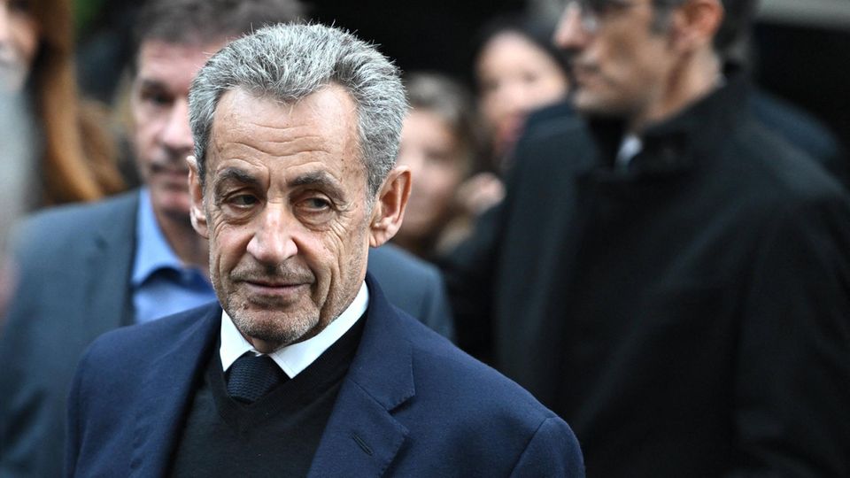 Video aus erster Haft-Nacht: Nicolas Sarkozy wird wüst beschimpft Video aus erster Haft-Nacht: Nicolas Sarkozy wird wüst beschimpft