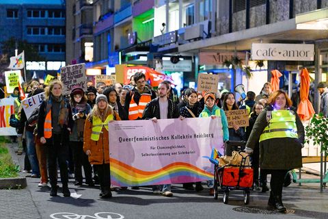 Hunderte Demonstranten gingen auf die Straße. Foto: Uwe Anspach/dpa