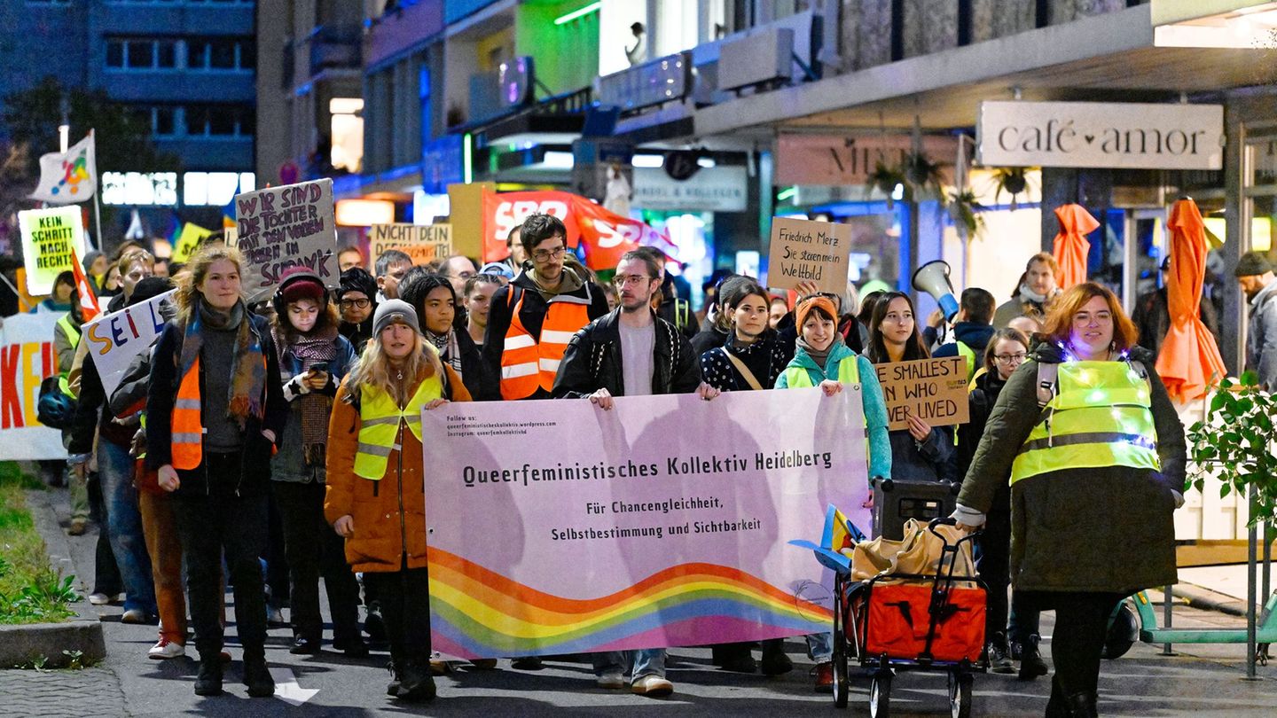 Hunderte Demonstranten gingen auf die Straße. Foto: Uwe Anspach/dpa