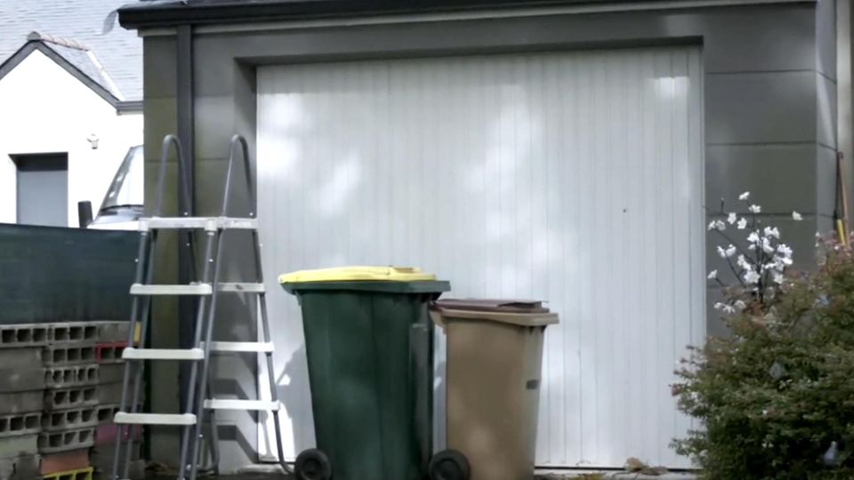 Nachbarschaft "erschüttert": Paar soll Frau fünf Jahre in Garage gefangen haben Nachbarschaft "erschüttert": Paar soll Frau fünf Jahre in Garage gefangen haben