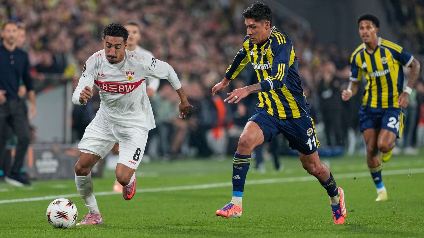 Tiago Tomas (links) und der VfB taten sich in Istanbul lange schwer Foto: Khalil Hamra/AP/dpa