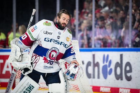 Torhüter Jake Hildebrand konnte die Niederlage der Eisbären Berlin beim EHC Red Bull München nicht verhindern. (Archivbild) Foto