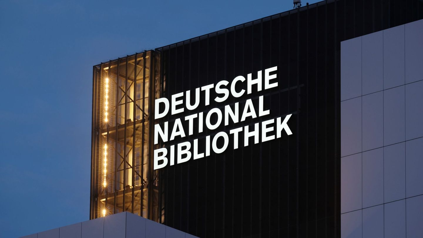 Der Schriftzug "Deutsche Nationalbibliothek" (DNB) leuchtet an einem 55 Meter hohen Gebäude der früheren Deutschen Bücherei. (Ar