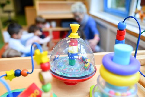 Kinderbetreuung und Soziales statt Straßenbau - die Ausgaben der Kommunen haben sich laut einer Studie deutlich verschoben. (Ill