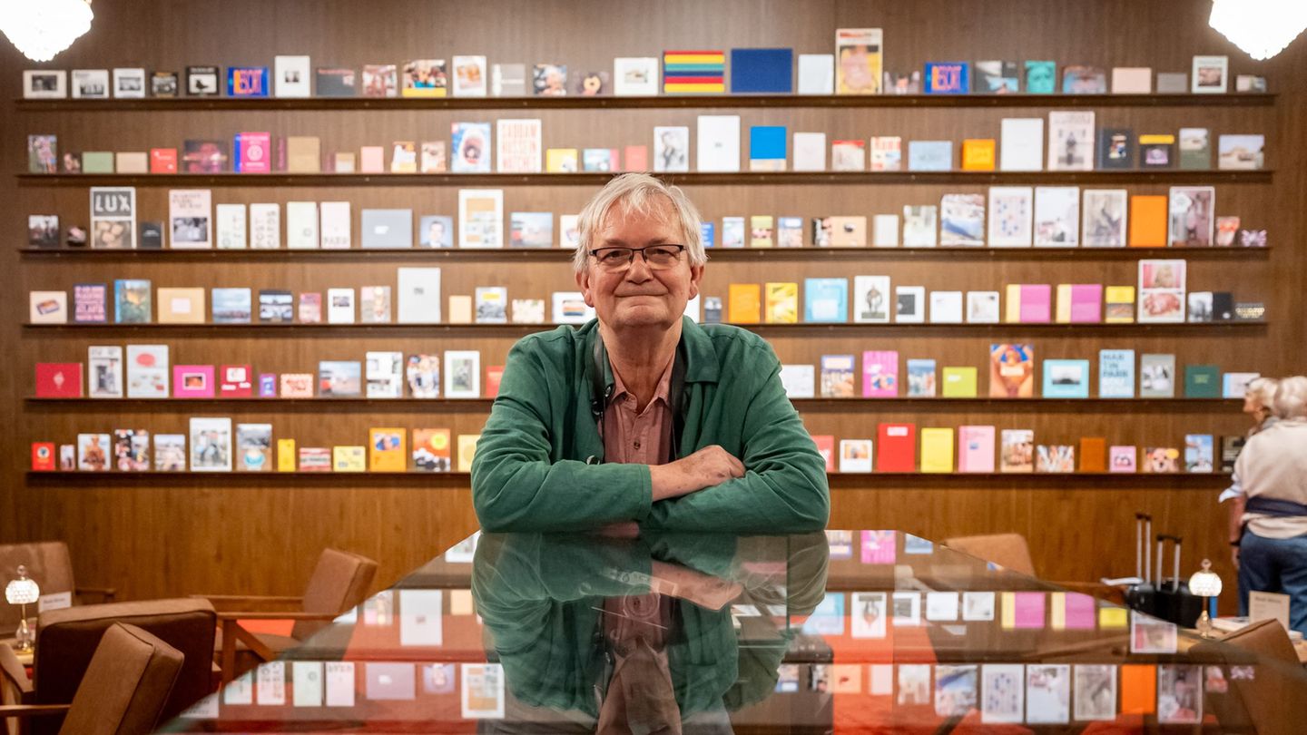 In rund 250 Fotobuchprojekten dokumentiert Parr seit den 1980er-Jahren mit Humor und kritischem Blick die Welt zwischen Protz un In rund 250 Fotobuchprojekten dokumentiert Parr seit den 1980er-Jahren mit Humor und kritischem Blick die Welt zwischen Protz un