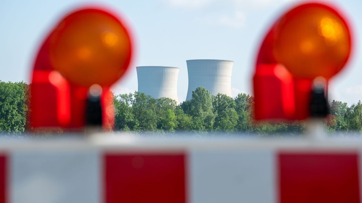 Um das Kraftwerk gilt während der Sprengung ein Sperrbereich. (Archivbild) Foto: Stefan Puchner/dpa