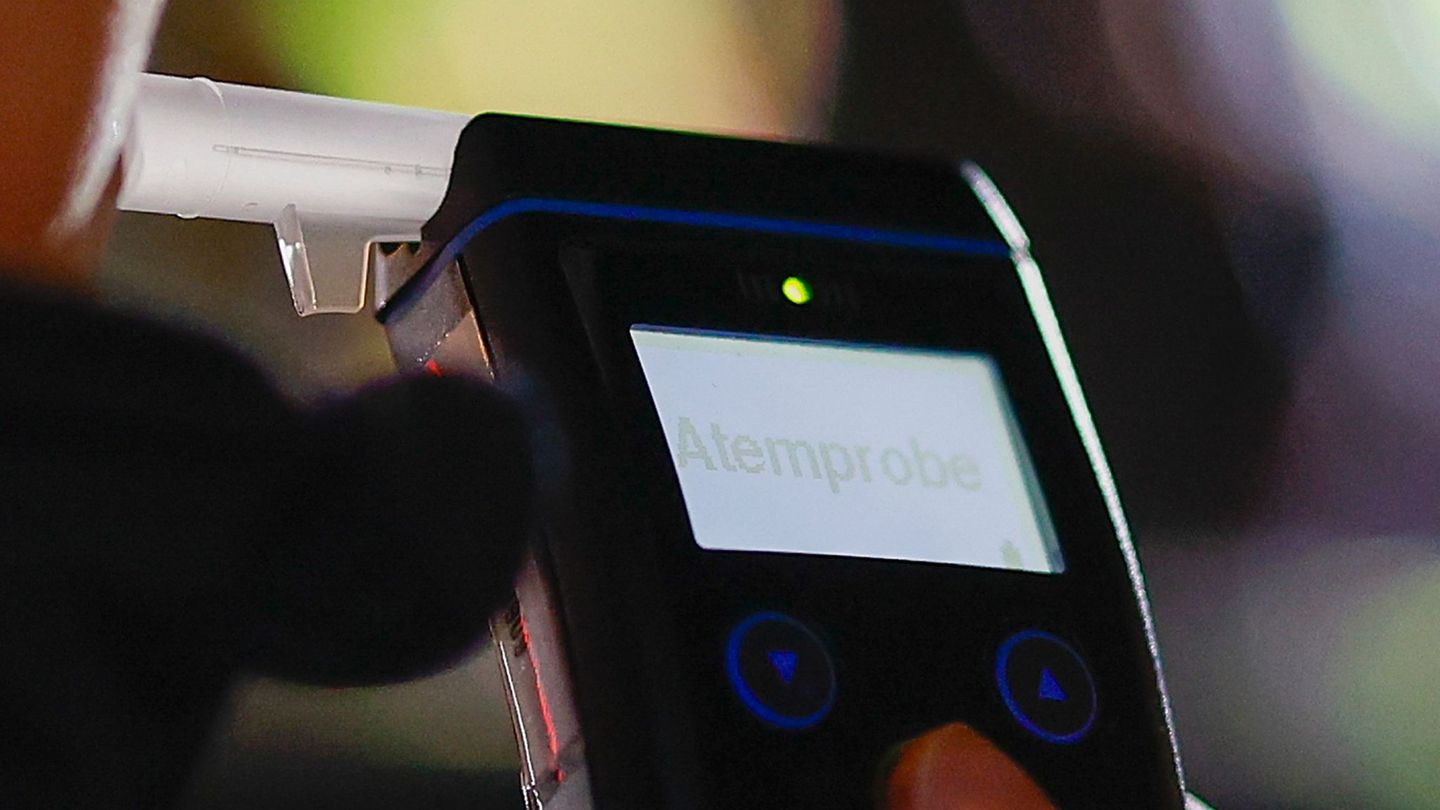 Die Polizei führt bei dem Autofahrer einen Alkoholtest durch. (Symbolbild) Foto: Heiko Becker/dpa