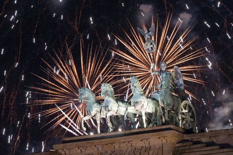 Seit vielen Jahren gab es am Brandenburger Tor eine Silvester-Show mit Feuerwerk. (Archivbild) Foto: Sebastian Gollnow/dpa