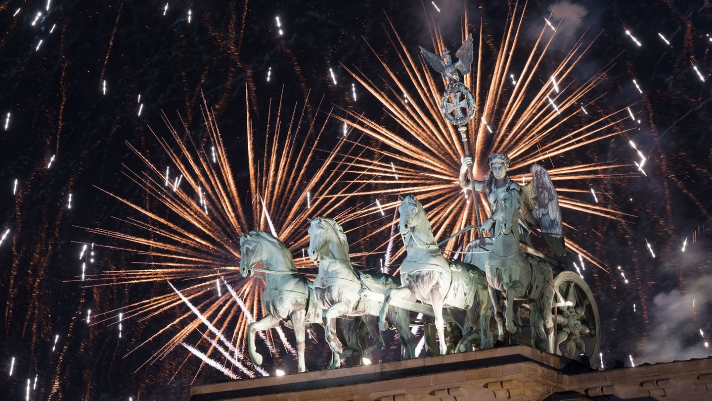 Seit vielen Jahren gab es am Brandenburger Tor eine Silvester-Show mit Feuerwerk. (Archivbild) Foto: Sebastian Gollnow/dpa