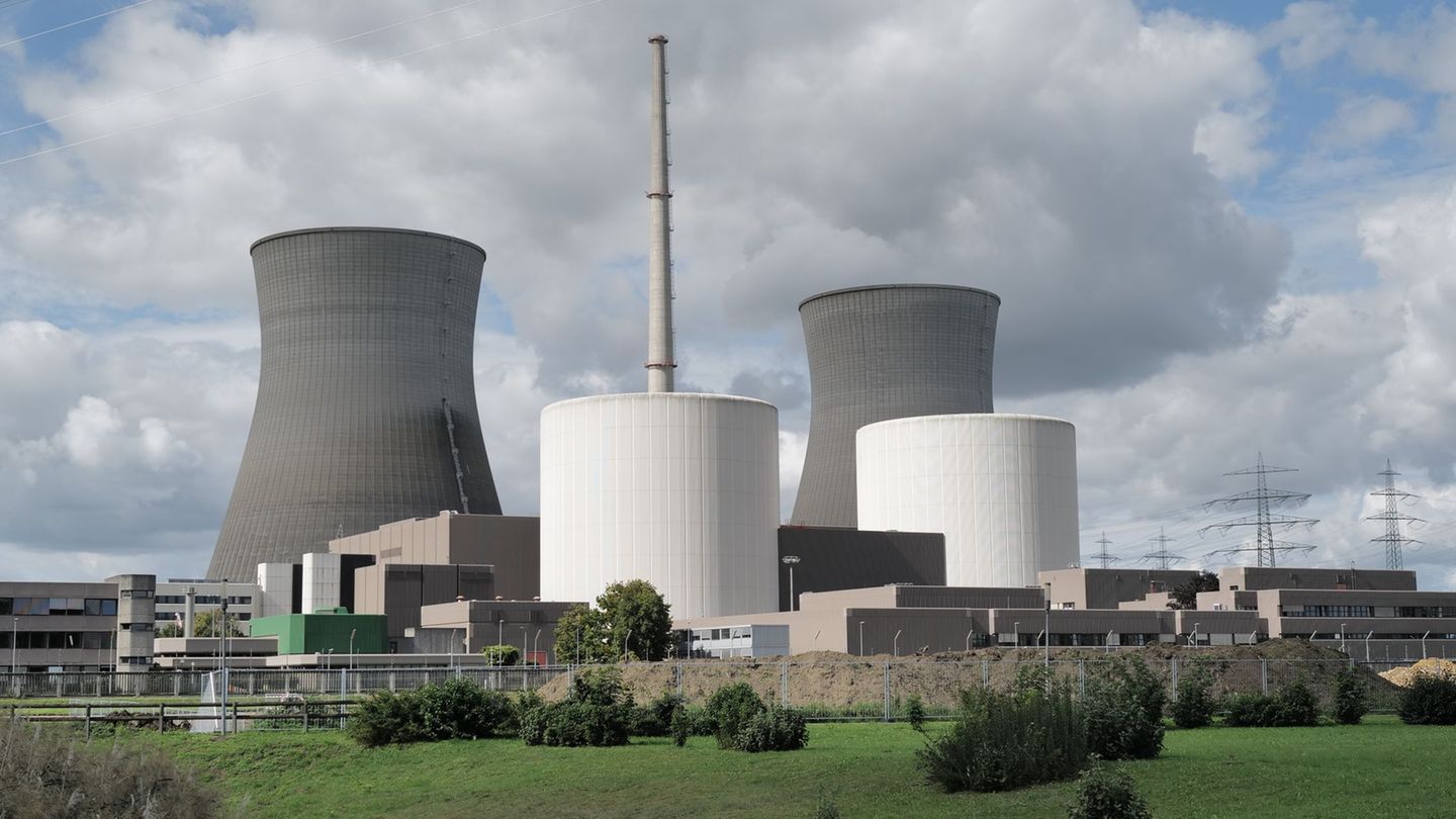 Seit Wochen arbeiten Spezialisten daran, dass die beiden monumentalen Bauwerke durch Sprengungen binnen Sekunden dem Erdboden gl Seit Wochen arbeiten Spezialisten daran, dass die beiden monumentalen Bauwerke durch Sprengungen binnen Sekunden dem Erdboden gl