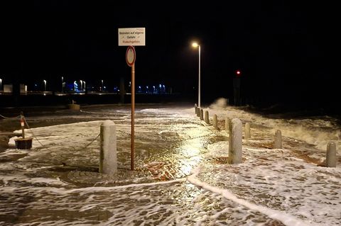 Wellen überspülten die Uferpromenade in Wilhelmshaven. Foto: Kai Moorschlatt/dpa