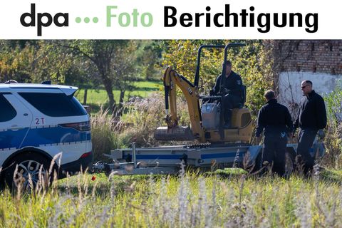 Polizisten untersuchen im Fall Rebecca mit einem Bagger ein Grundstück. (Archivbild) Foto: Christophe Gateau/dpa