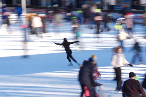 Bis Ende März ist die Eisbahn im Hamburger Park Planten und Blomen geöffnet. (Archivbild) Foto: Marcus Brandt/dpa