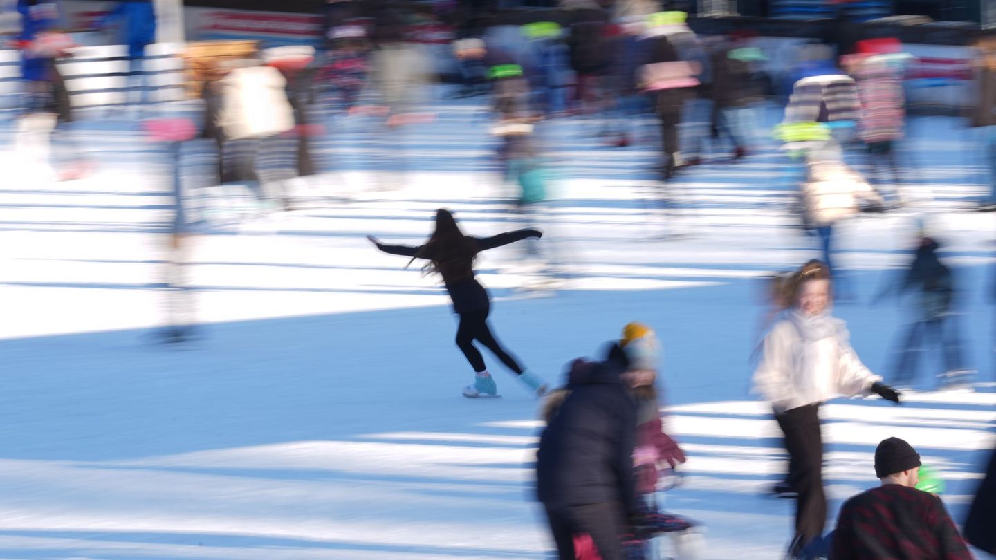 Bis Ende März ist die Eisbahn im Hamburger Park Planten und Blomen geöffnet. (Archivbild) Foto: Marcus Brandt/dpa