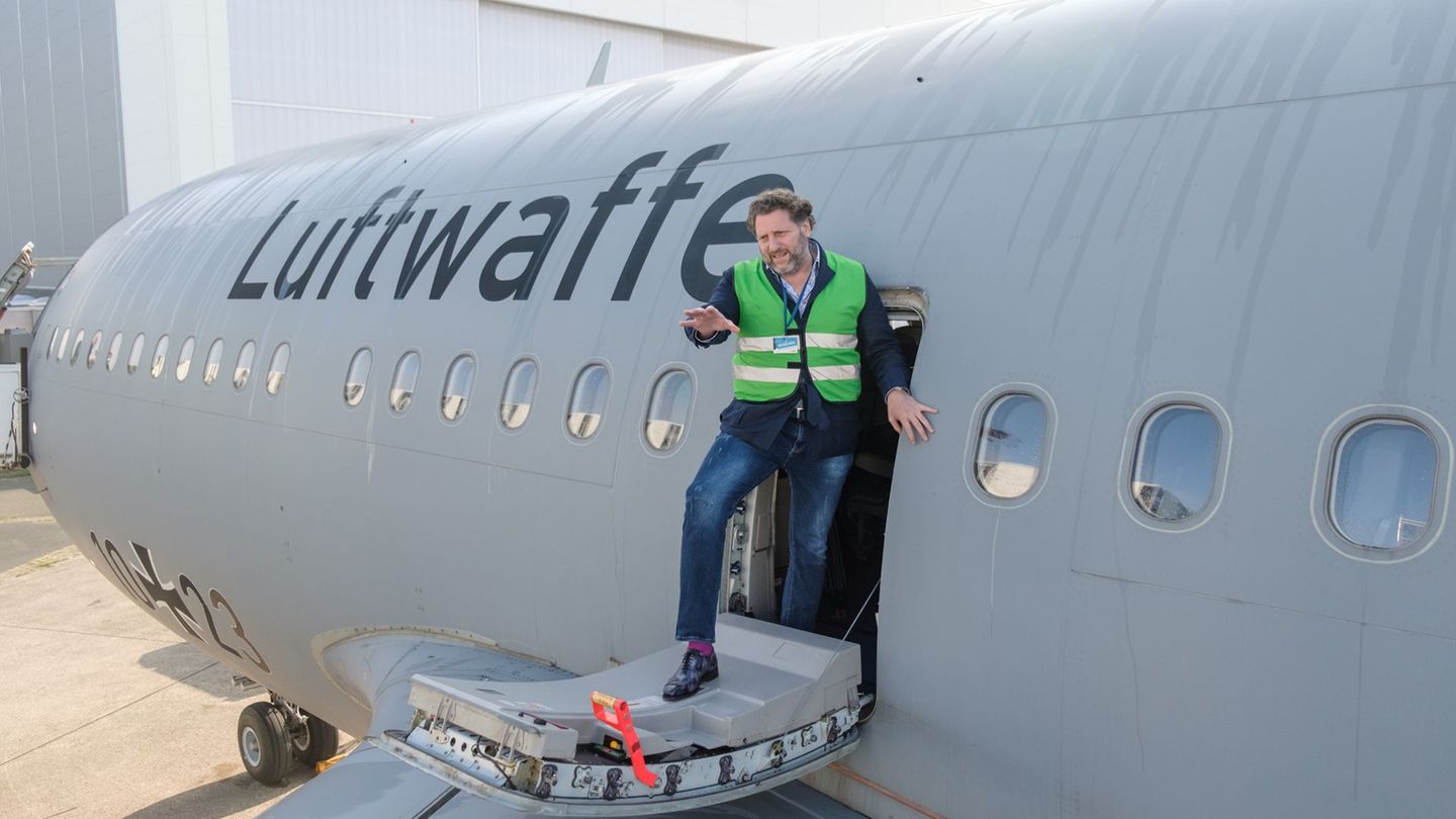 Fabrizio Sepe betrachtet die Tragflächen seines Airbus A310. Der Serengeti-Park will den Flieger zu einem Restaurant umrüsten. F