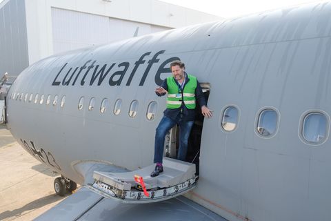 Fabrizio Sepe betrachtet die Tragflächen seines Airbus A310. Der Serengeti-Park will den Flieger zu einem Restaurant umrüsten. F