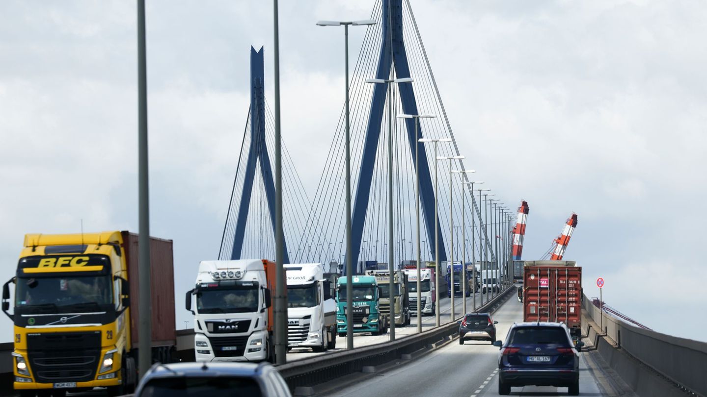 Die Köhlbrandbrücke wird von Freitagabend bis Montagmorgen für Schweißarbeiten gesperrt. (Archivbild) Foto: Christian Charisius/