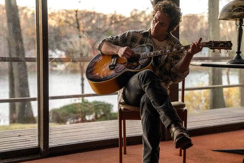 Jeremy Allen White als Bruce Springsteen in einer Szene des Films. Foto: Macall Polay/Disney/dpa