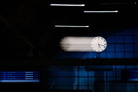 Am Sonntag werden die Uhren auf Winterzeit zurückgestellt. (Symbolbild) Foto: Christoph Soeder/dpa