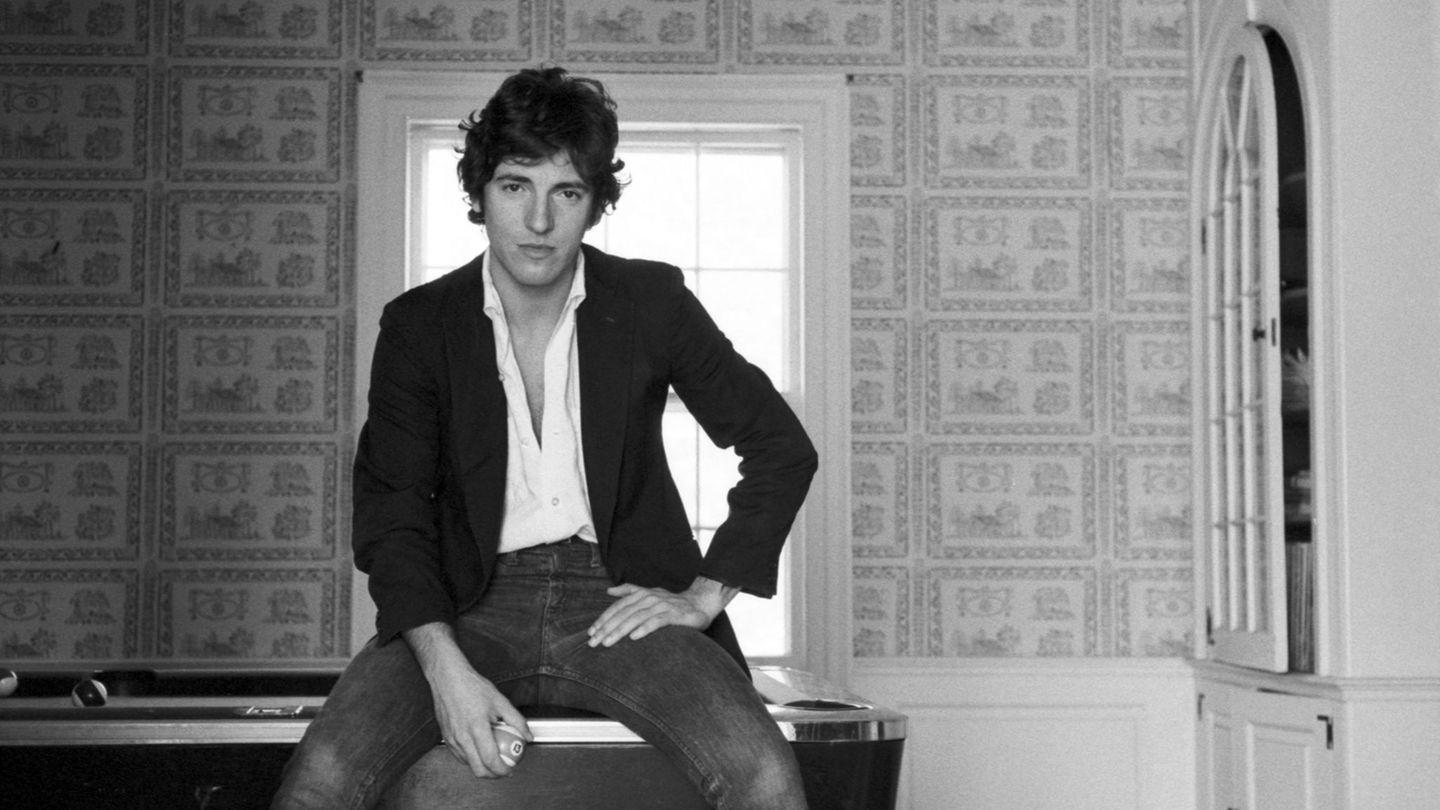 Die Musikdokumentation "Bruce Springsteen, der amerikanische Freund" zeigt ein Bild des Künstlers im Januar 1977 zu Hause in New