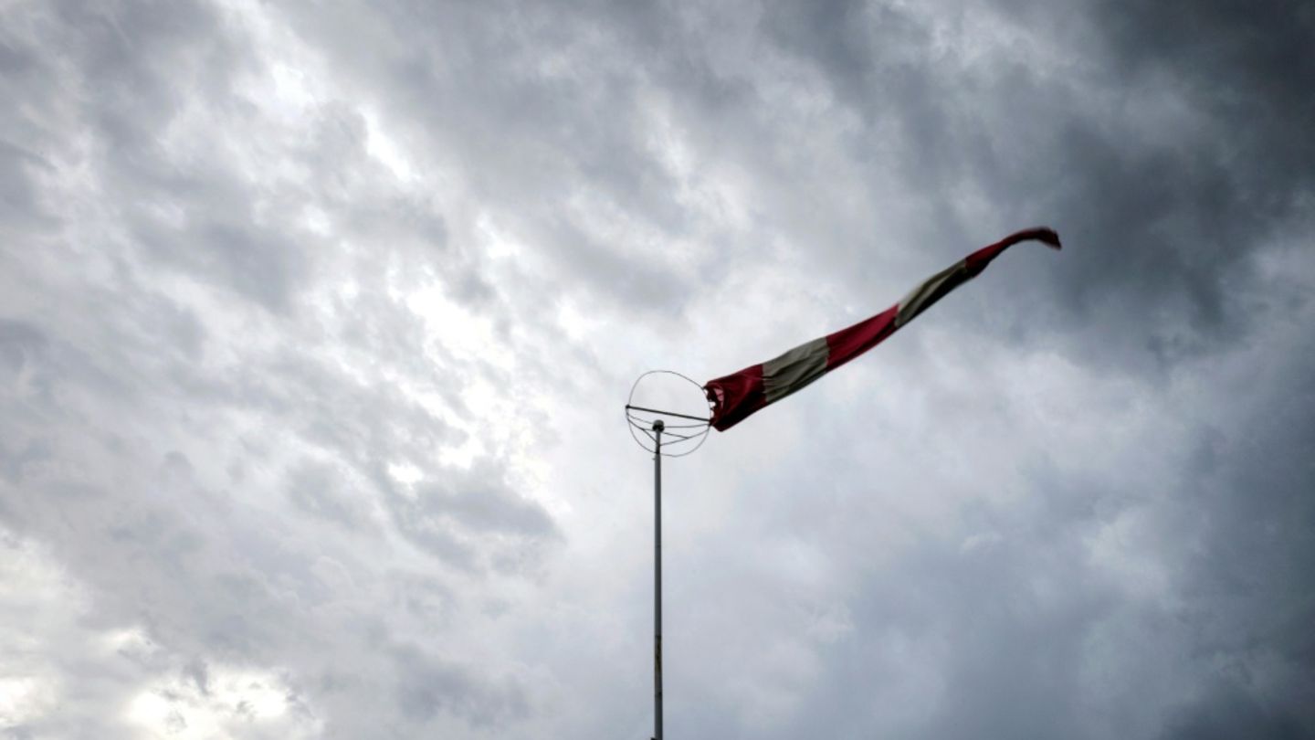 Windsack vor Sturmwolken