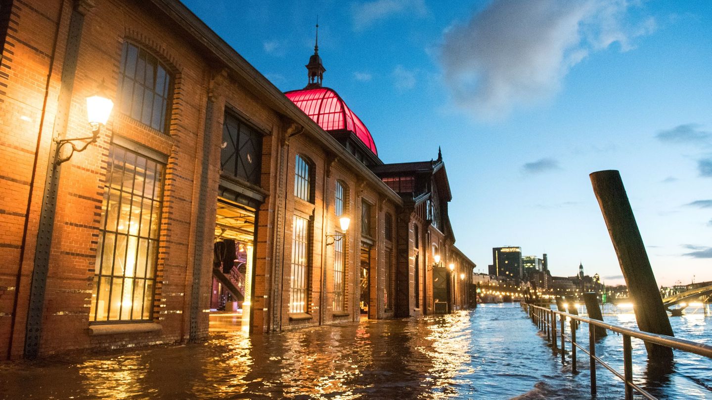 Das Hochwasser wird am Freitagnachmittag am Fischmarkt erwartet.(Archivbild) Foto: Daniel Bockwoldt/dpa