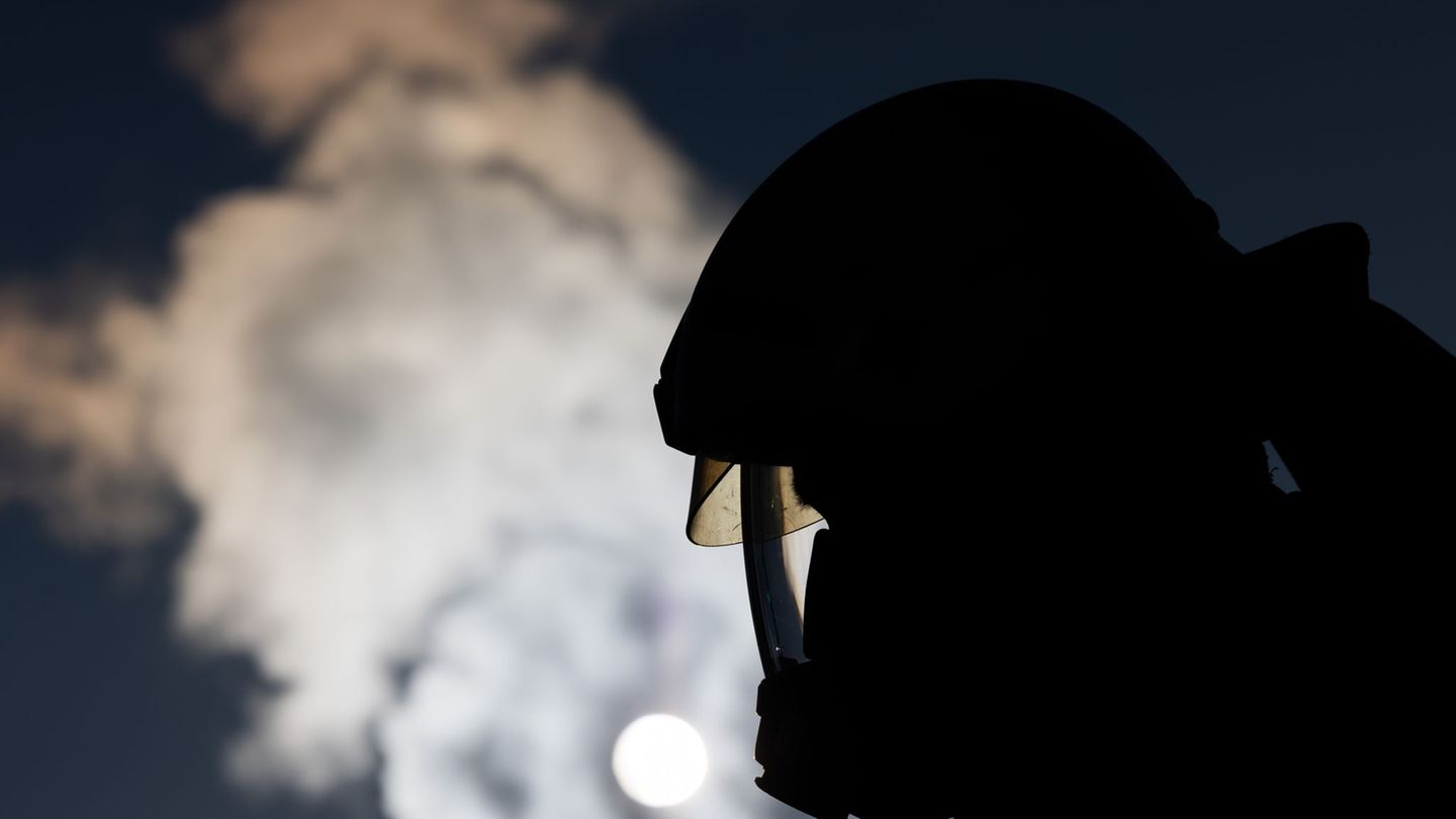 Einsatzkräfte löschten den Brand. (Symbolbild) Foto: Rolf Vennenbernd/dpa