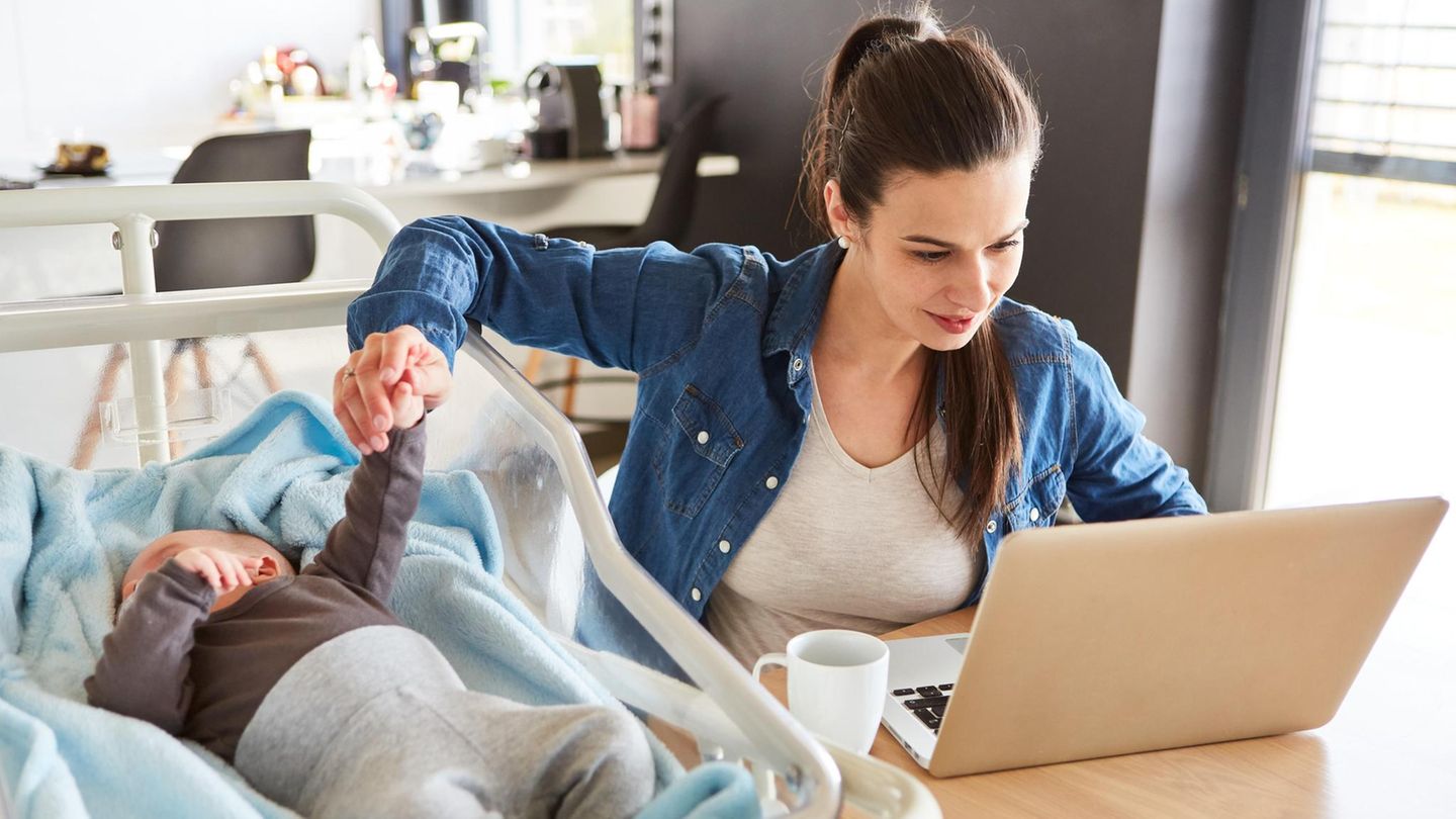 Mutter arbeitet mit Kind und erlebt Einkommensverlust