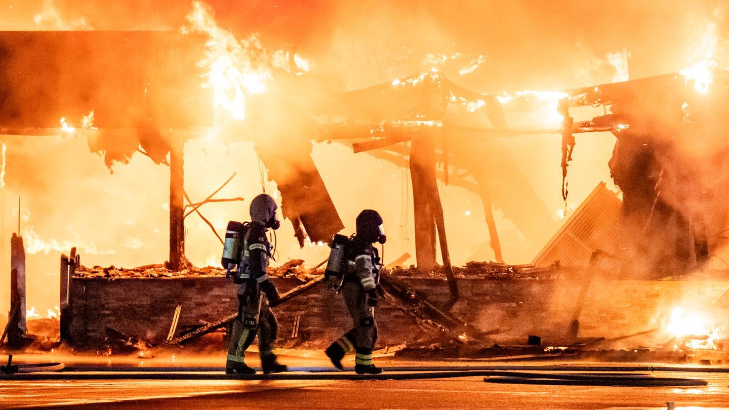 24. Oktober: Inferno Malmö, Schweden. Mit vereinten Kräften versuchen Feuerwehrkräfte, den Brand in einem Restaurant im Rosengard-Zentrum unter Kontrolle zu bringen. Laut Polizei ist das Feuer absichtlich gelegt worden, zwei Verdächtige wurden festgenommen. Die Löscharbeiten dauerten am Vormittag an.