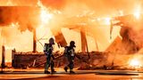 Malmö, Schweden. Mit vereinten Kräften versuchen Feuerwehrkräfte, den Brand in einem Restaurant im Rosengard-Zentrum unter Kontrolle zu bringen. Laut Polizei ist das Feuer absichtlich gelegt worden, zwei Verdächtige wurden festgenommen. Die Löscharbeiten dauerten am Vormittag an.
