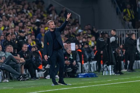 Trainer Sebastian Hoeneß und der VfB verloren im Hexenkessel von Istanbul. Foto: Khalil Hamra/AP/dpa