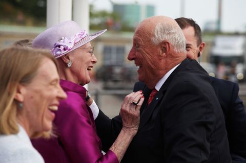 Norwegens König Harald - hier bei einem Besuch bei der damaligen dänischen Königin Margrethe vor zwei Jahren - hat Humor. (Archi