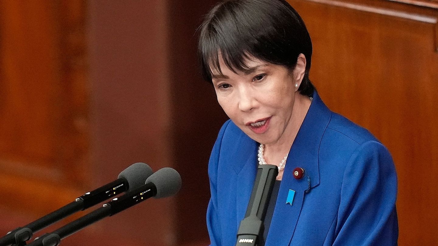 Japans erste Regierungschefin Takaichi hebt den Verteidigungsetat schneller an als bislang geplant. Foto: Eugene Hoshiko/AP/dpa