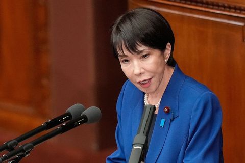 Japans erste Regierungschefin Takaichi hebt den Verteidigungsetat schneller an als bislang geplant. Foto: Eugene Hoshiko/AP/dpa