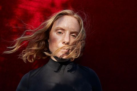 Schönheit entscheidet, zu welcher sozialen Schicht wir zugeordnet werden. Früher reichten teure Kleidungsstücke, heute grenzen sich Mittel- und Oberschicht über das Aussehen von der unteren Klasse ab