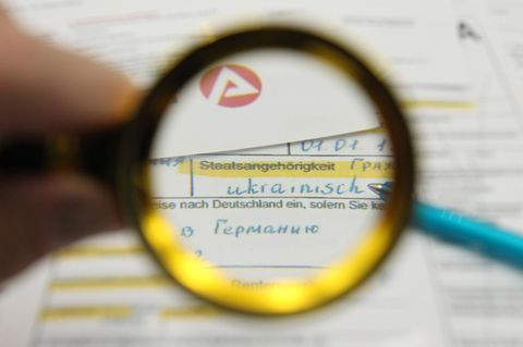 Ein Antrag beim Jobcenter auf ukrainisch