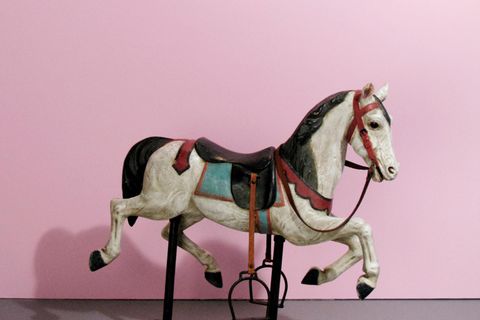 Kreislauf des Glücks : Gegenstände in unserem Leben erzählen Geschichten. Darüber etwa, wer wir waren – und wer wir sein wollen Gegenstände in unserem Leben erzählen Geschichten. Darüber etwa, wer wir waren – und wer wir sein wollen
