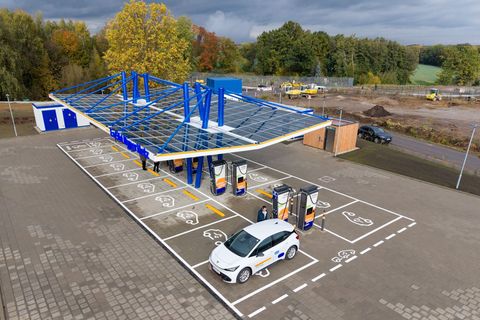 Das Energieunternehmen EnBW hat in Klipphausen bei Dresden einen Schnellladestandort mit Photovoltaik-Park eröffnet. Foto: Sebas