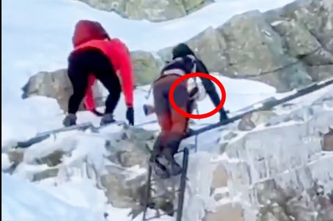 Eltern erklimmen Berg mit Baby – und lösen Empörung aus