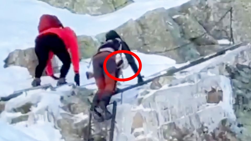 Eltern erklimmen Berg mit Baby – und lösen Empörung aus
